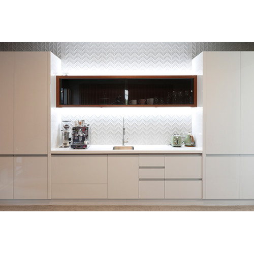 КУХНЯ А-032 С ЛАКИРОВАННЫМИ ФАСАДАМИ