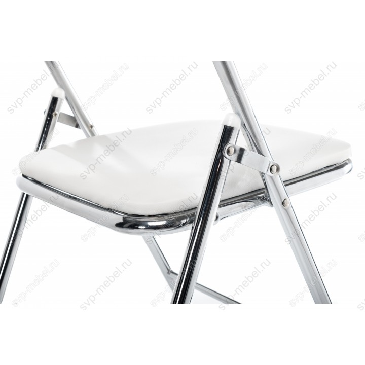 Пенистый белый стул у взрослого